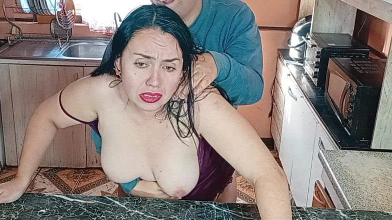 Kellyhotstepmom: Гаряча мачуха, мій пасинок, збуджений, більше не можу стриматися і жорстко трахає мене на кухні