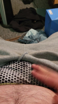 Nick Stallion: Onu dövüyor