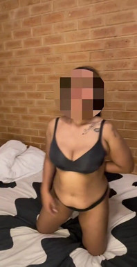 Gadis sange ini lagi buka baju di depan pacarnya