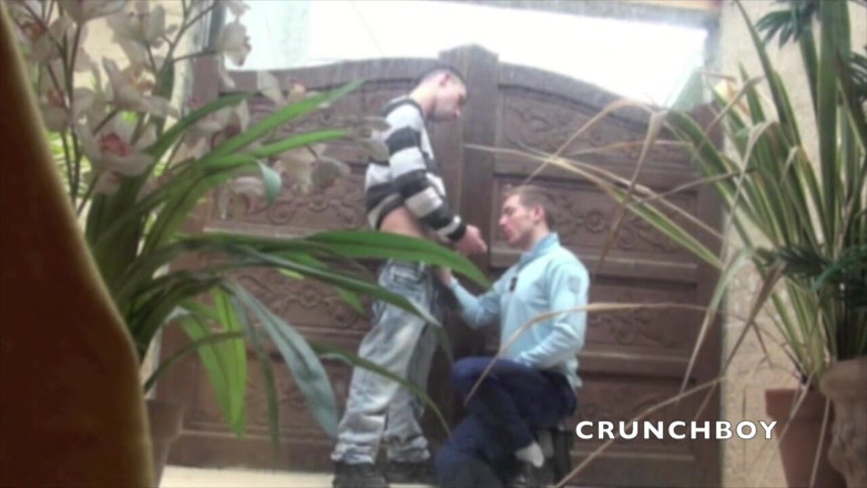 Crunch Boy: Un vero poliziotto succhia il cazzo e viene scopato da...
