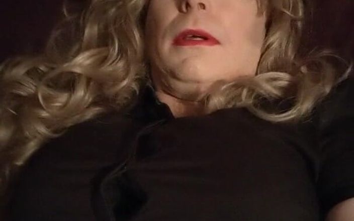 NikkiGee: Frotando mi clítoris