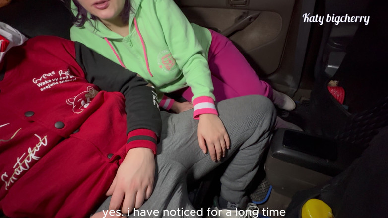 Katybigcherry: La matrigna riscalda il figliastro in inverno in macchina