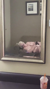 L'ha beccata miLF a masturbarsi sul divano Va a guardare?