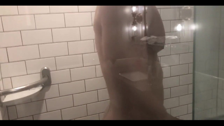 Trenton Ducati: Mira a la hermosa Jacob Peterson en la ducha antes...