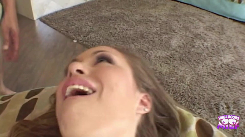 Huge Boobs MILF: このムラムラしたブロンドの彼女は、大きくて硬い道具をしゃぶろうと思うたびにオナニーしている