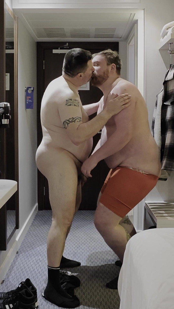 uktattooedchub74: Desnudándose, episodio ocho