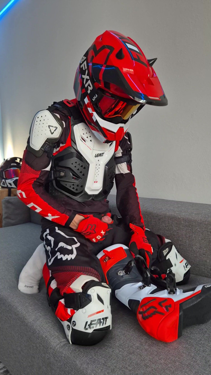 Sneakersmax98: A Very Excited Biker Marked His New Fox Boots