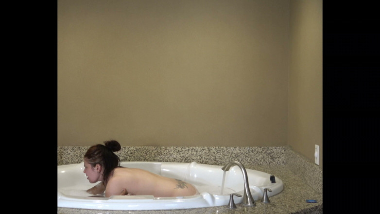 Gentleman Porno: Un grande uomo nero scopa una donna sorda nella jacuzzi