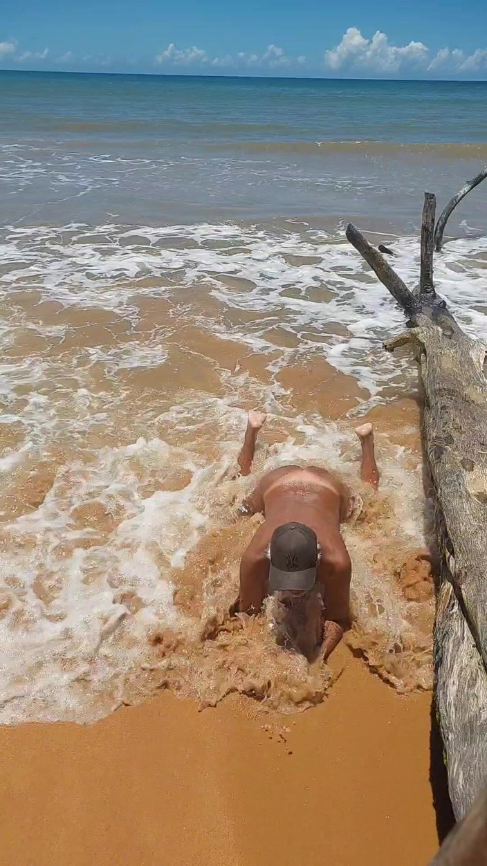 Ladysilvas: Ladysilva nuda in spiaggia mostra il suo culo abbronzato con...