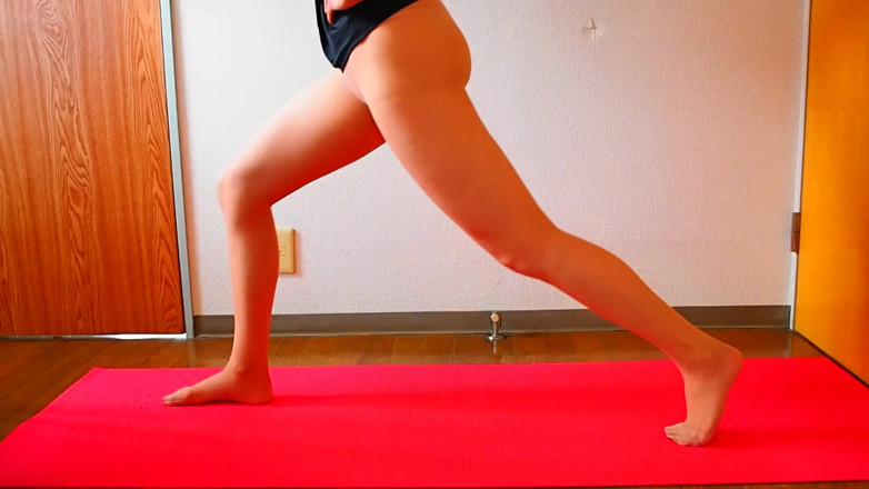 Mayumi Kanzaki: Una donna giapponese matura con le calze sta facendo yoga.