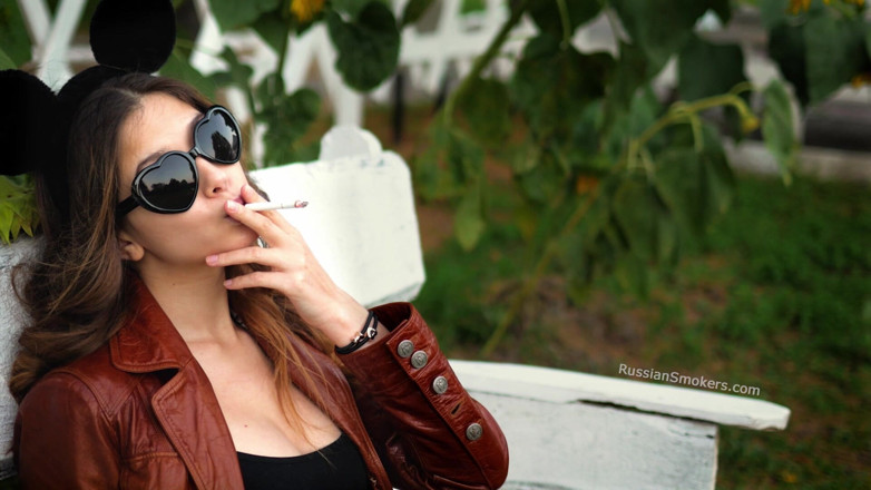 Russian Smokers: 官能的なロシアの天使が日差しの中でタバコを吸う