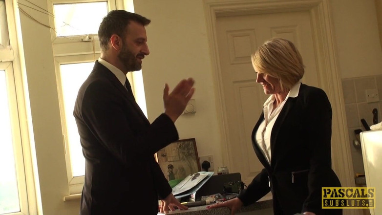 Pascals Subsluts: Amy: bakire itaatkar orta yaşlı seksi külotunu ıslatıyor