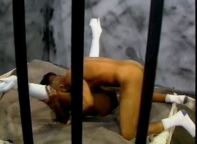 The Vintage Era: Ajut-o să iasă din închisoare