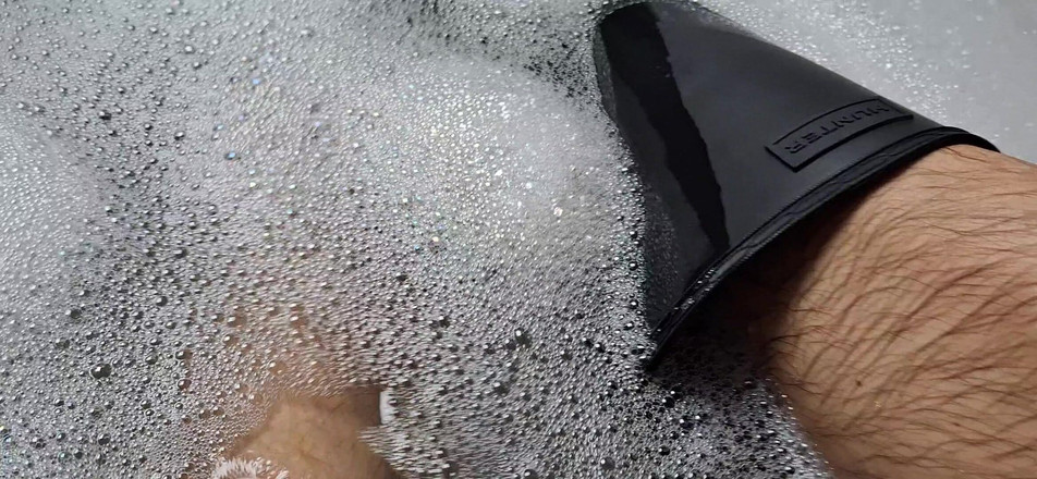 Dreamofevolution: Menekşeler mavi, güller kırmızı ve avcı çizmeleri siyah