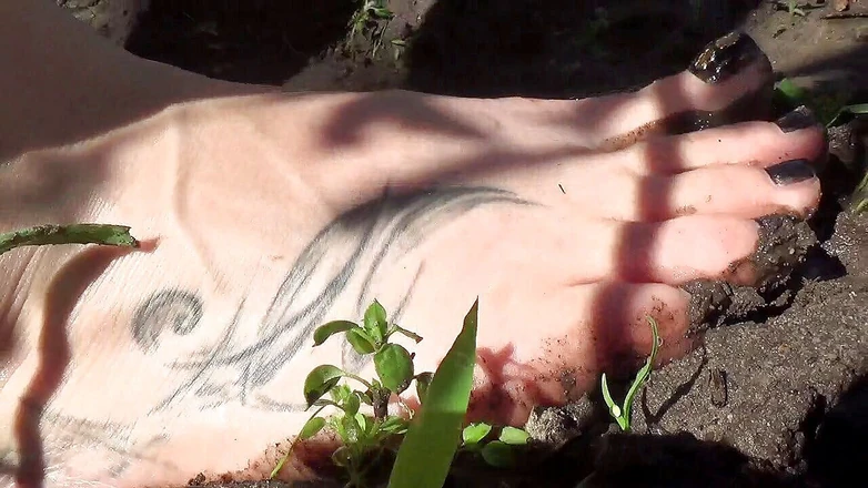 Goddess Misha Goldy: Лижи мои грязные ступни, сучка!