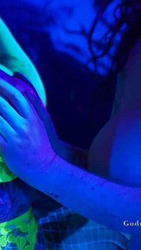 Het lesbisk sex i uv -rummet