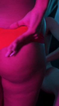 年轻的业余黑人女孩被干，被大白鸡巴颜射