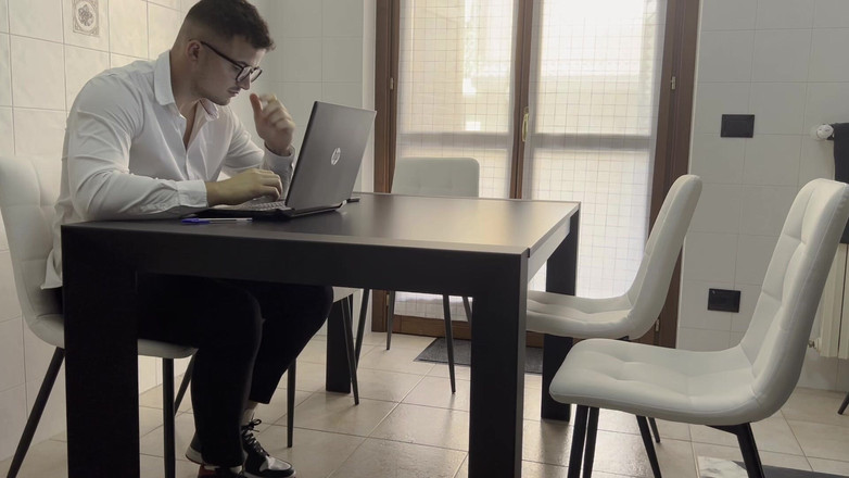 Tommy e Annika: Sekreter işte mastürbasyon yapıyor ama patronu tarafından görülüyor