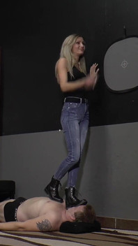 Tatjana kouří a šlape