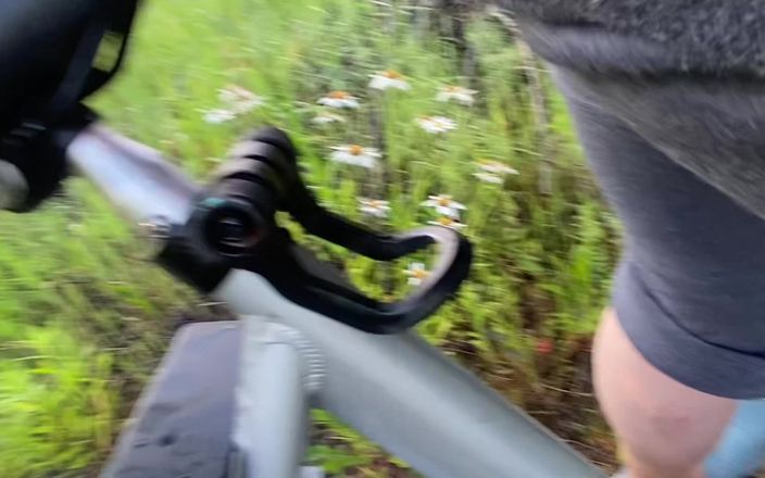 Elena studio: Används en cykel för morgon onani och orgasm