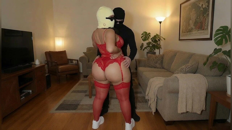 Animate golden: Drobná dívka s velkým zadem Twerking v těsných červených šatech