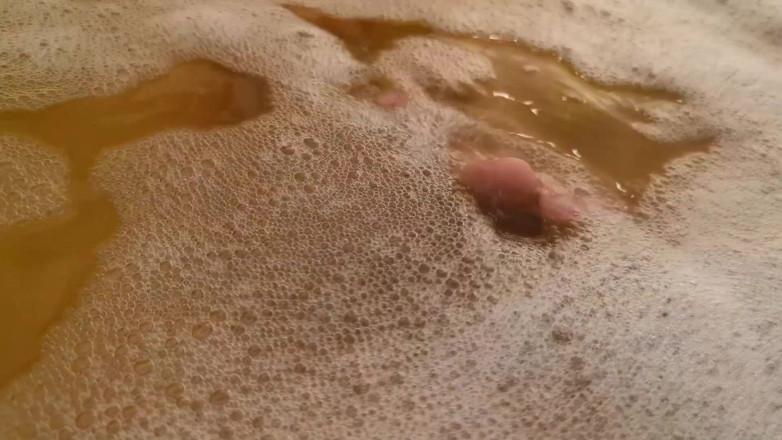 Ghomestory: Prachtige babe zuigt hartstochtelijk aan pik in de jacuzzi!