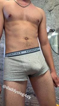Rigonfiamento in Biancheria Intima per Una Sega Che Perde Un Bianco