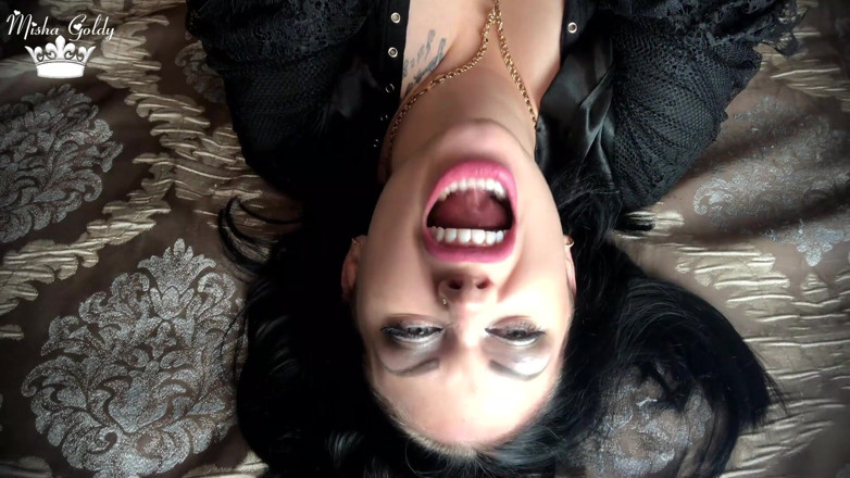 Goddess Misha Goldy: Cewek raksasa seksi menjuntaimu di atas mulutnya yang lapar sebelum...