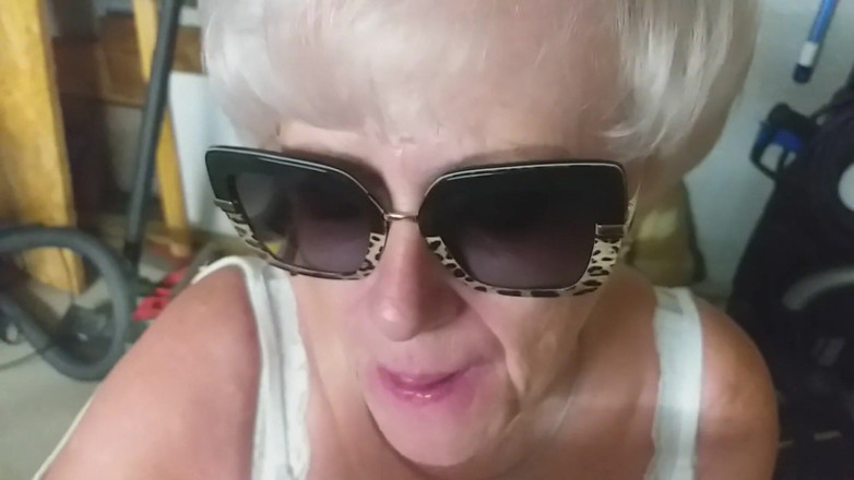 PureVicky66: Gorąca babcia ssie wielkiego kutasa z rozkoszą