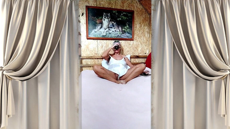 Lukerya: Casalinga sexy, Lukerya. Flirtare dopo pensieri mattutini davanti a una...