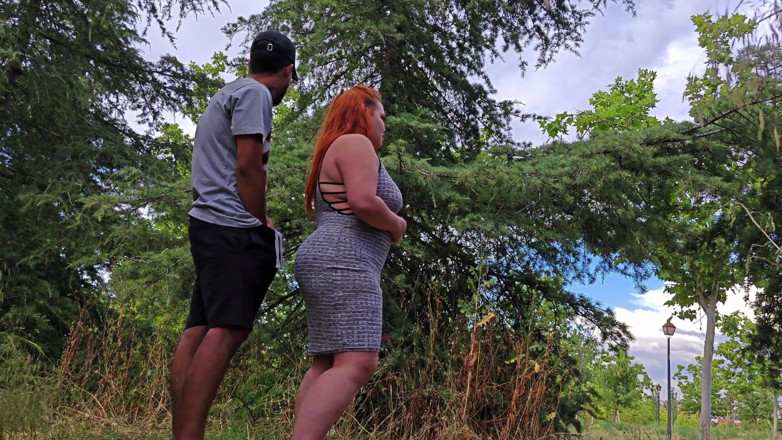 Latincurvyredhead: Làm tình trong công viên với hàng xóm của tôi