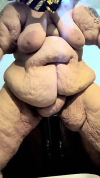よだれを垂らすのを見ながら硬いチンポをバケツいっぱいに潮吹き