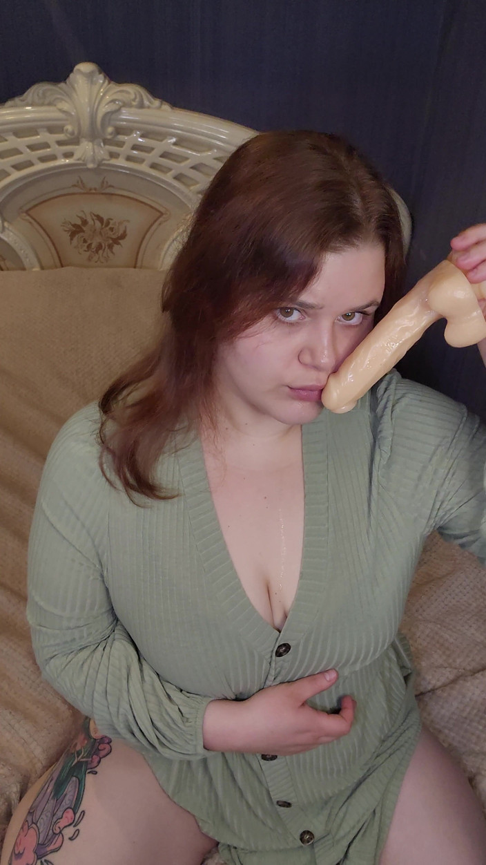 Peach Desert: Blowjob sudut pandangan pertama dengan dildo si rambut merah montel...