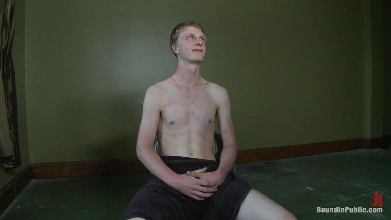 Bound in public: İki erkek umumi tuvalette kullanılıyor