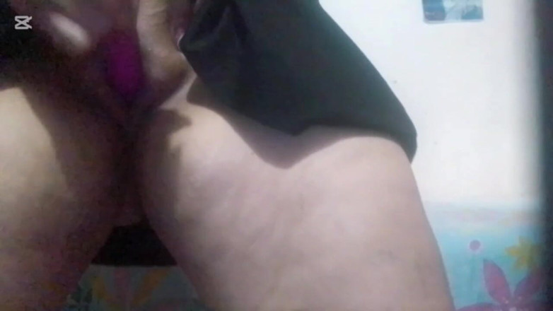 Milfcaliente69: МИЛФА. Я мастурбирую свою большую киску и сквиртую для моей извращенной соседки на видеозвонке