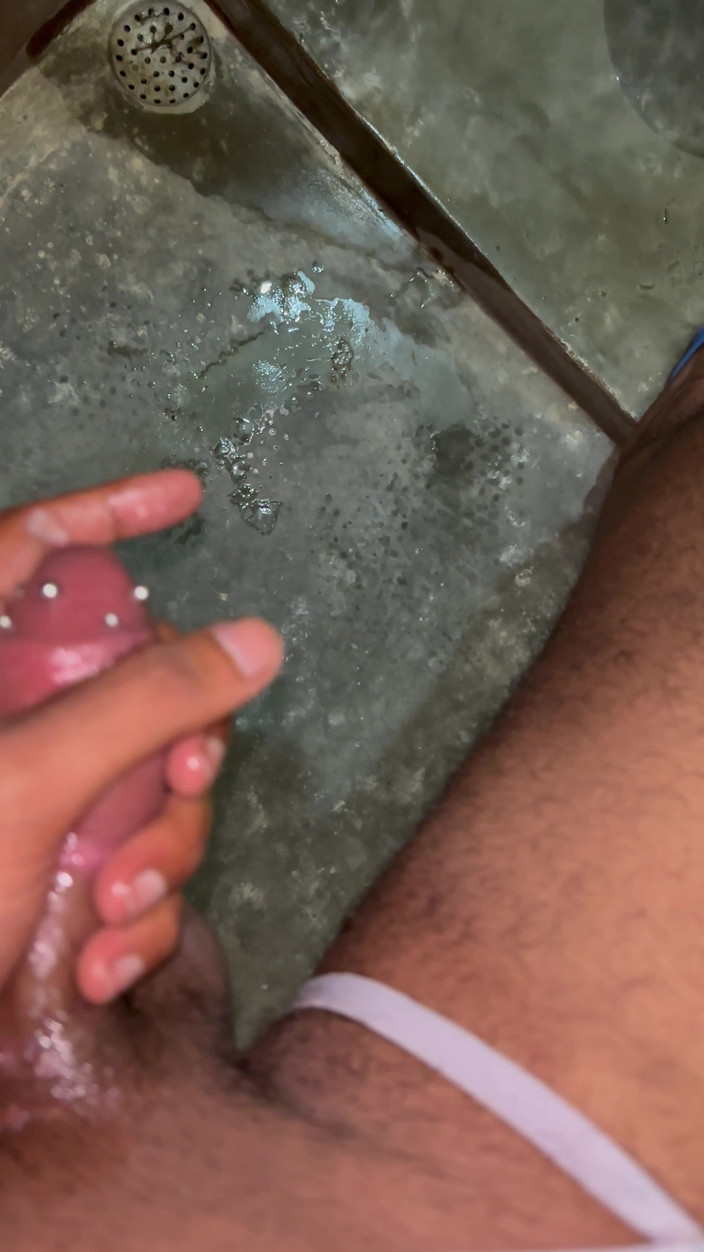 ISHNAV: Mi masturbo con il mio bellissimo cazzo trafitto e circonciso