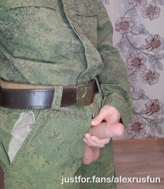 AlexRusFun: Gorąca napalona nastolatka pokazuje swojego dużego kutasa przed kamerą i...