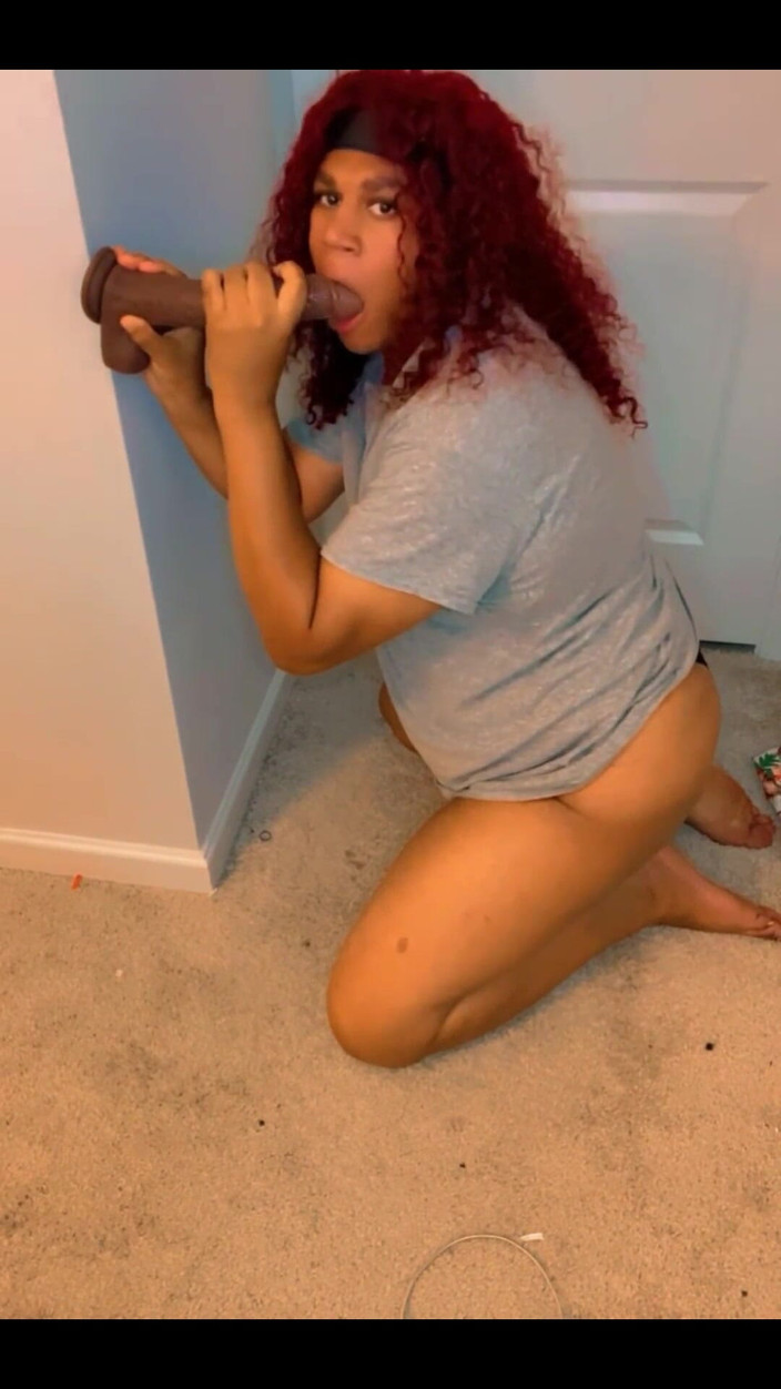 Hicktown_hoochi: Na kolenou sání BBC dildo