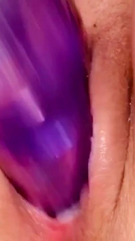 Fick meine hübsche rosa muschi mit einem dildo