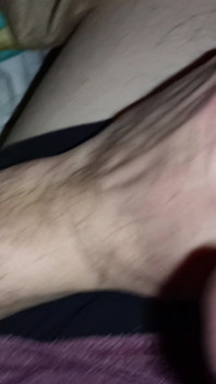 De cerca una gran polla masturbándose, paja, corriéndose viendo porno - Rockard Daddy