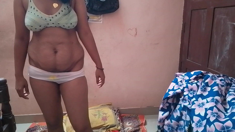 LEGSCOUPLE12: भारतीय गांव की लड़की अपने प्रेमी के सामने अपना नग्न शरीर दिखाती है