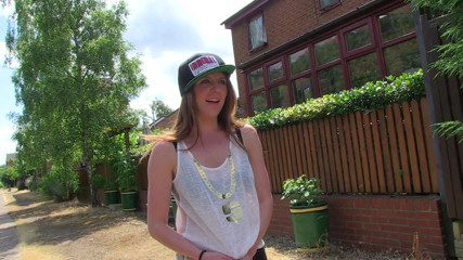Kinky Porn Freaks: Samantha Bentley is pissing outdoor