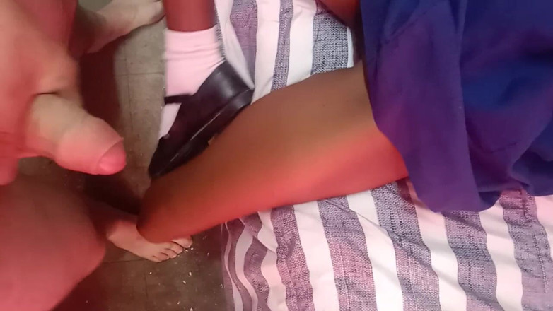Footfetish productions: Cowok kulit putih ngocok kontol murid-murid dengan sepatu seksi