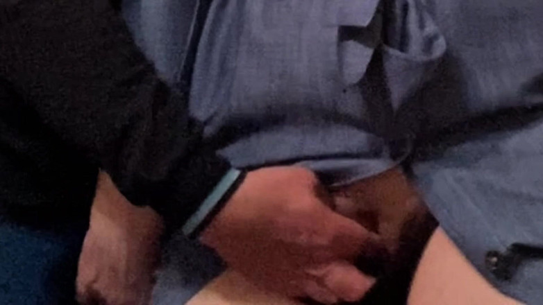 Niki studio: Cizinec prstí nadrženou milfku před prací v metru