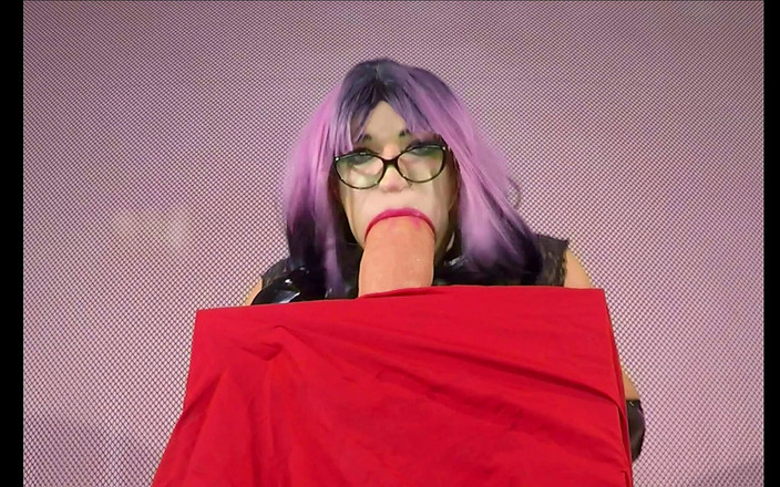 sillystacy: Stacy la tapette s’étire ici la bouche en suçant une...