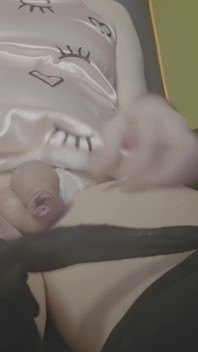 Alisa xXX masturbiert ihre klitoris
