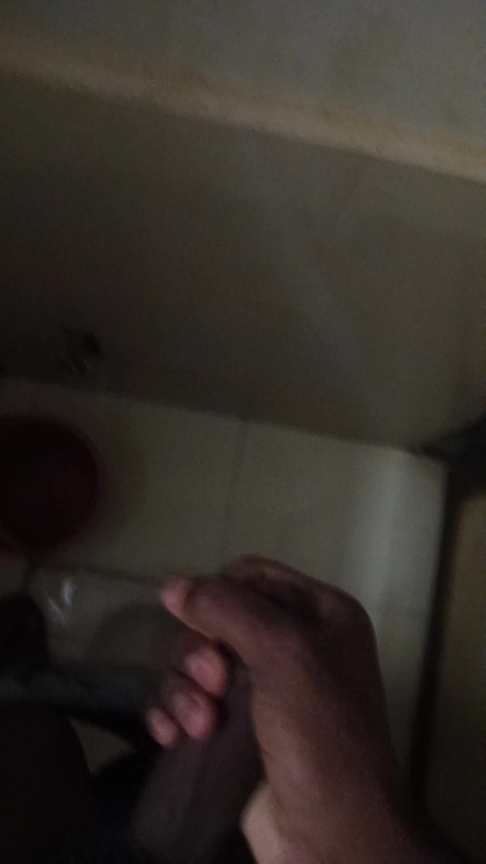 Aniketgod: Un garçon desi se branle sur un maître des toilettes...