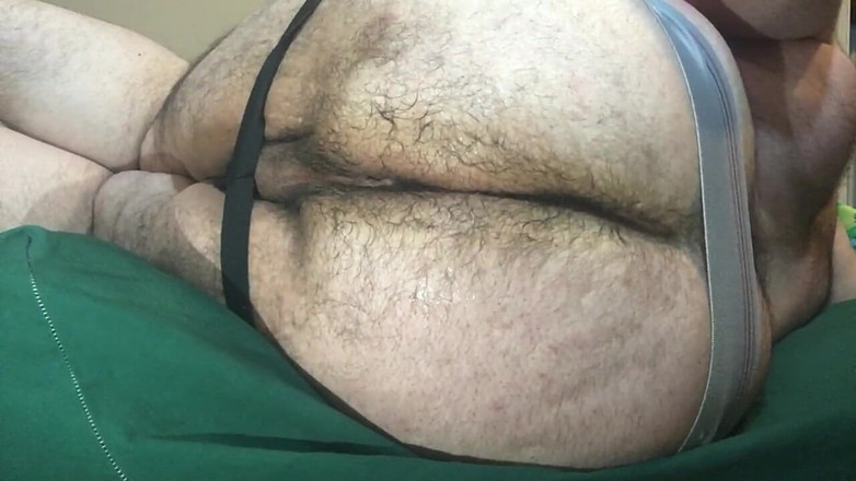Chunky Belly Boy: Мастурбирует игрушкой мою волосатую дырку