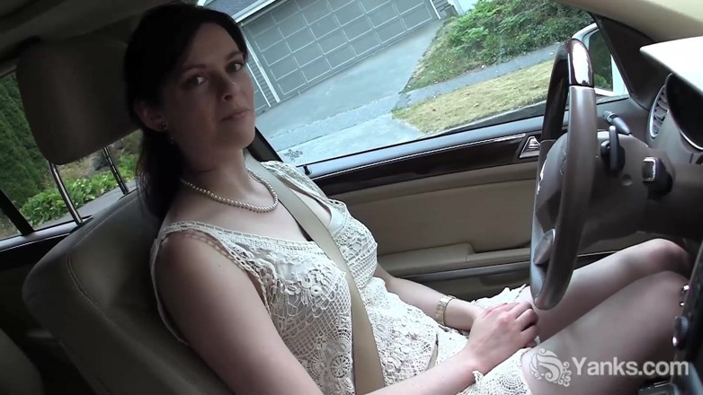 Yanks: Yanks babe Savannah Sly masturbates in the car