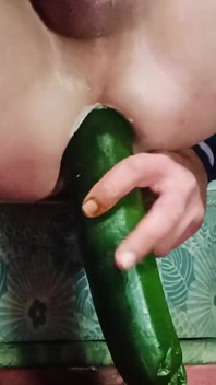 Un tânăr homosexual își oferă plăcere anală în pijamale cu dungi
